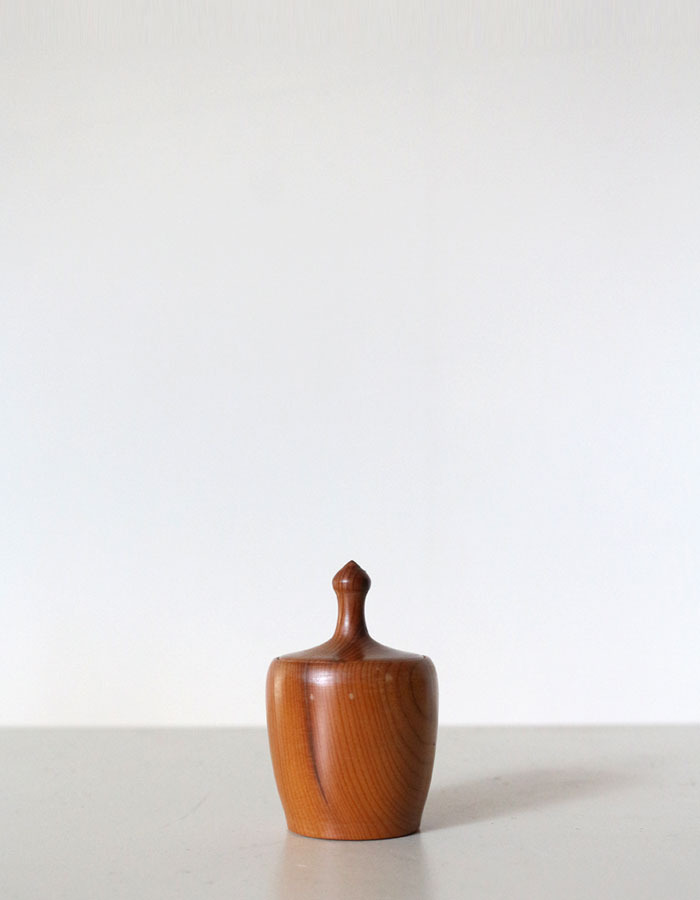 vintage) miniature wooden lidded pot