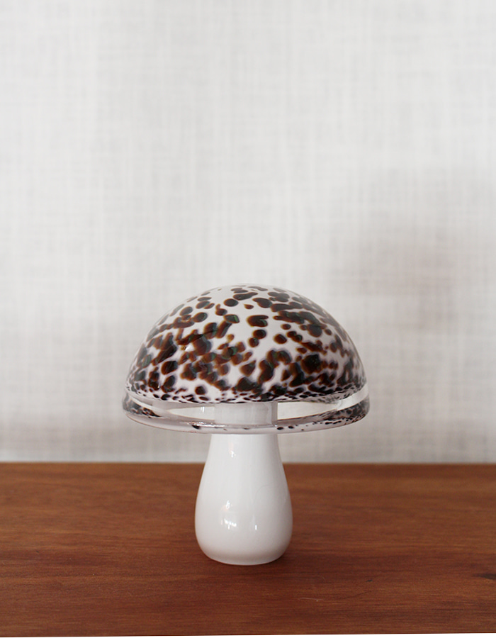 wedgwood) art glass mushroom paperweight