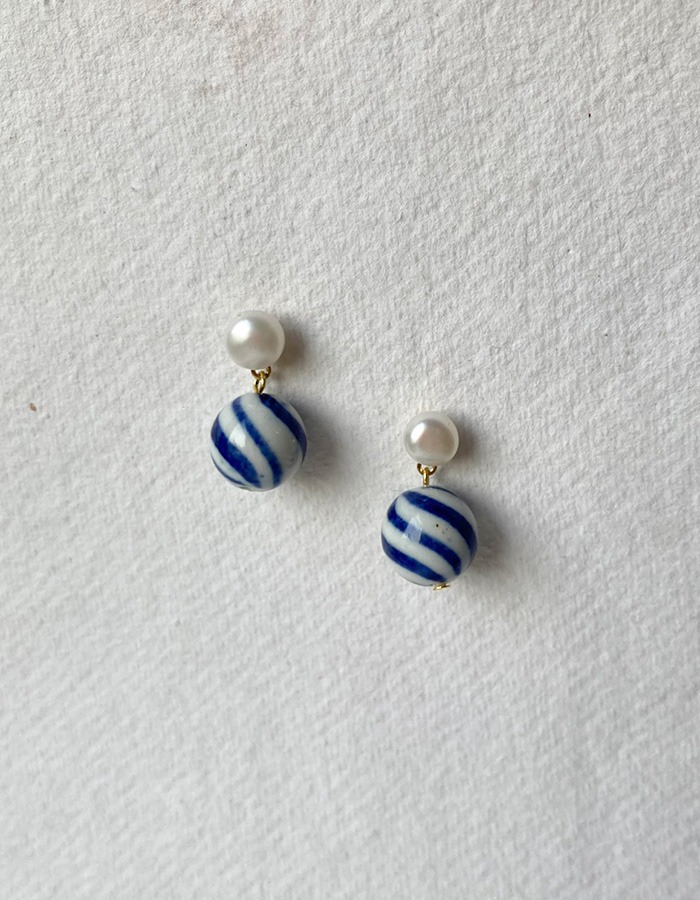 suzuran) retouches_blue wavy  pearl earring