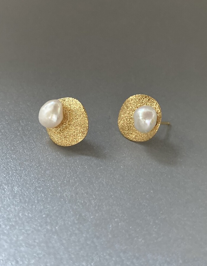 suzuran) goldpaper pearl earing