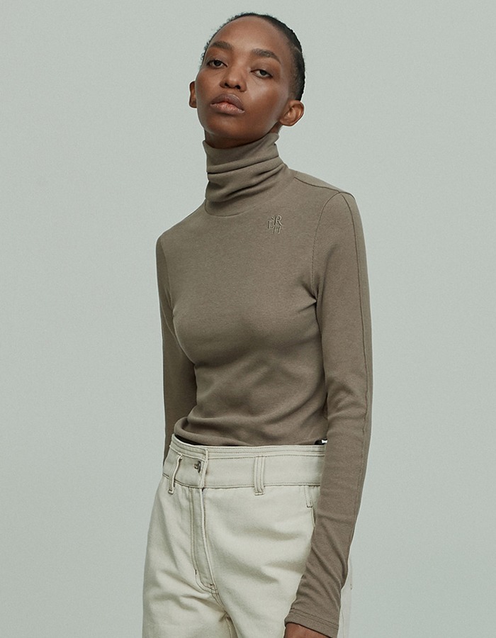 RE RHEE) LOGO EMBROIDERED TURTLE NECK TOP MOCHA