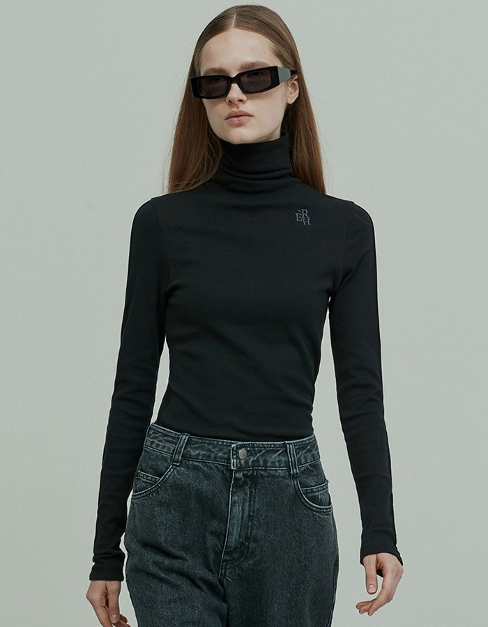 RE RHEE) LOGO EMBROIDERED TURTLE NECK TOP BLACK