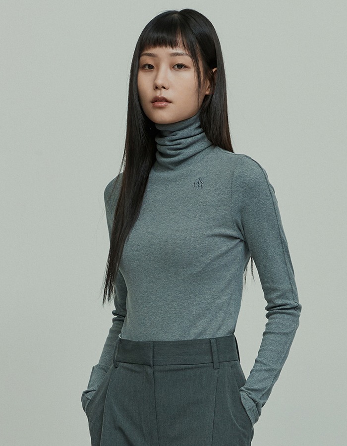 RE RHEE) LOGO EMBROIDERED TURTLE NECK TOP GRAY