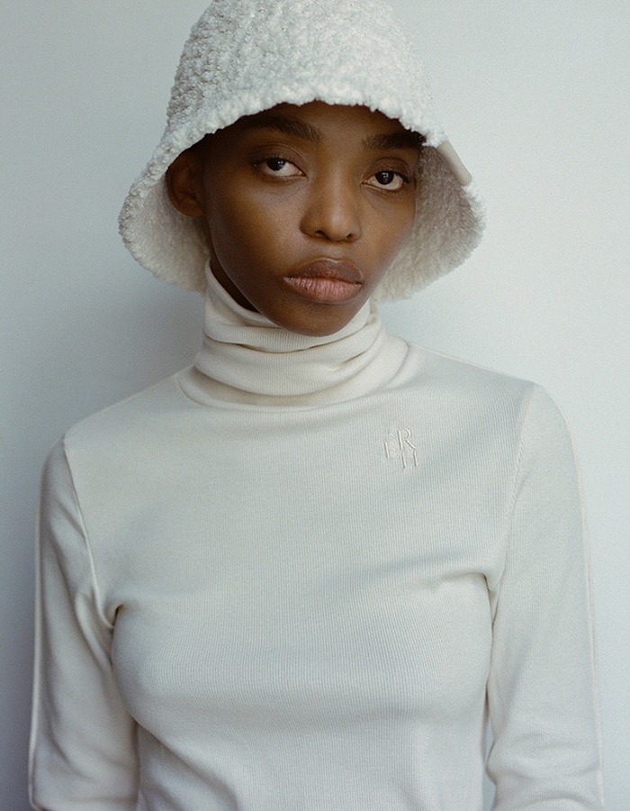 RE RHEE) LOGO EMBROIDERED TURTLE NECK TOP IVORY