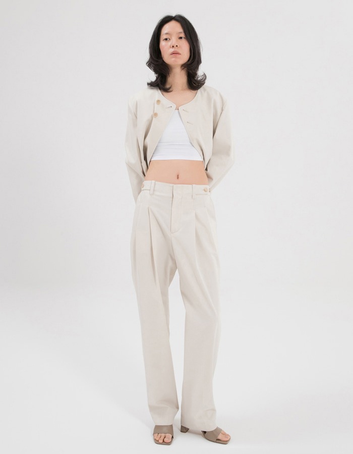 HINGE) BUTTON ON BAND PLEATED PANTS / CLOUD IVORY