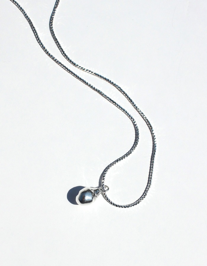 Inodore) Oilve shell necklace